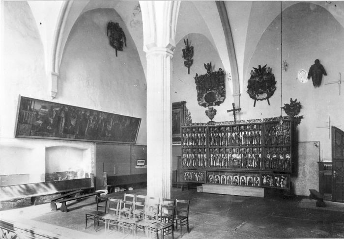 7. Hermen Rode töökoja keskaegne kappaltar Antoniuse kabelis. Kõrvalseinal paikneb Bernt Notke Surmatantsu-maal. Foto 20. sajandi algus